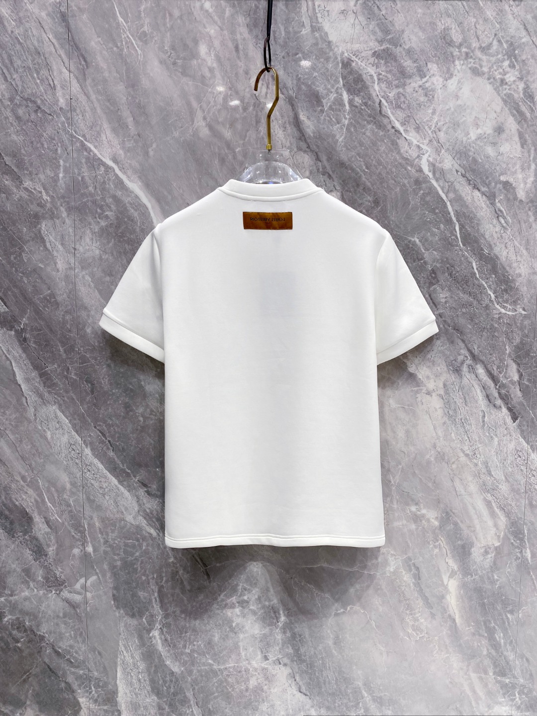 LV 2025秋冬 圆领刺绣短袖T恤打底衫 元素性的Logo徽章凸显休闲时尚魅力,依然独领时尚风骚.内搭