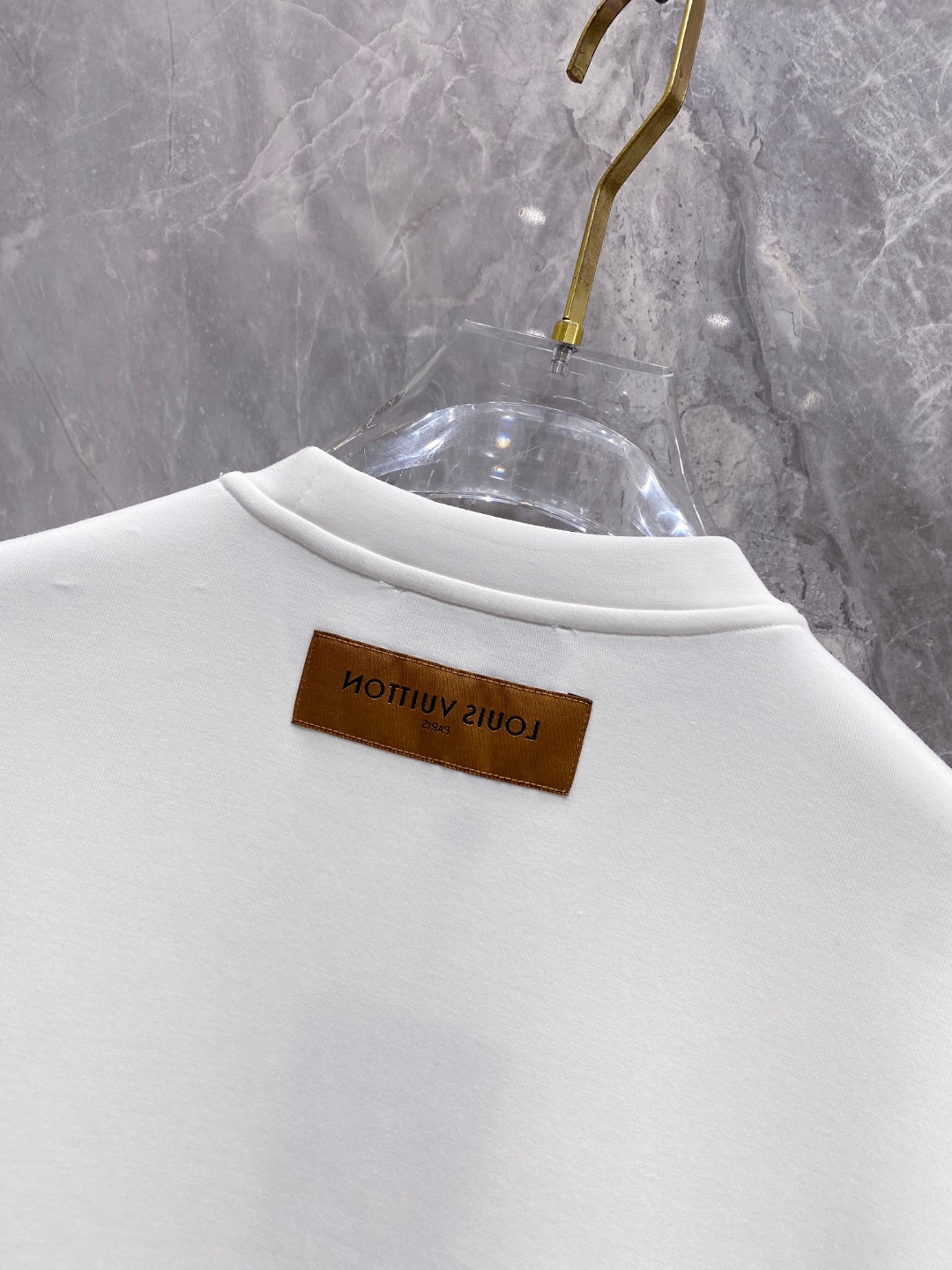 LV 2025秋冬 圆领刺绣短袖T恤打底衫 元素性的Logo徽章凸显休闲时尚魅力,依然独领时尚风骚.内搭