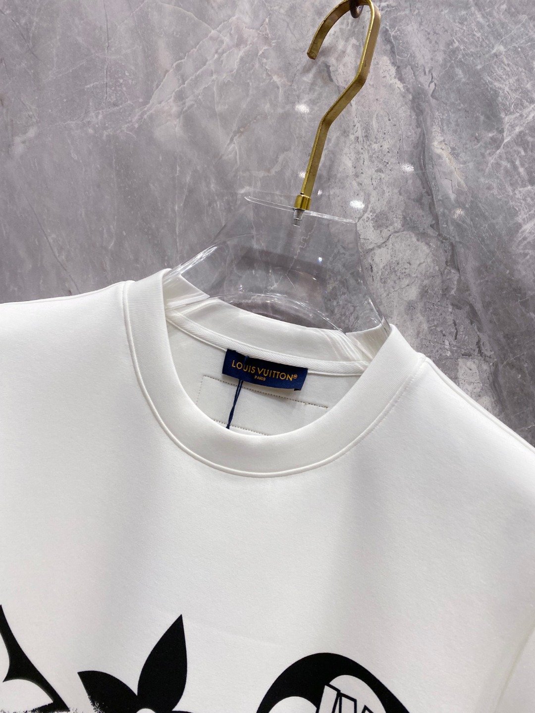 LV 2025秋冬 圆领刺绣短袖T恤打底衫 元素性的Logo徽章凸显休闲时尚魅力,依然独领时尚风骚.内搭