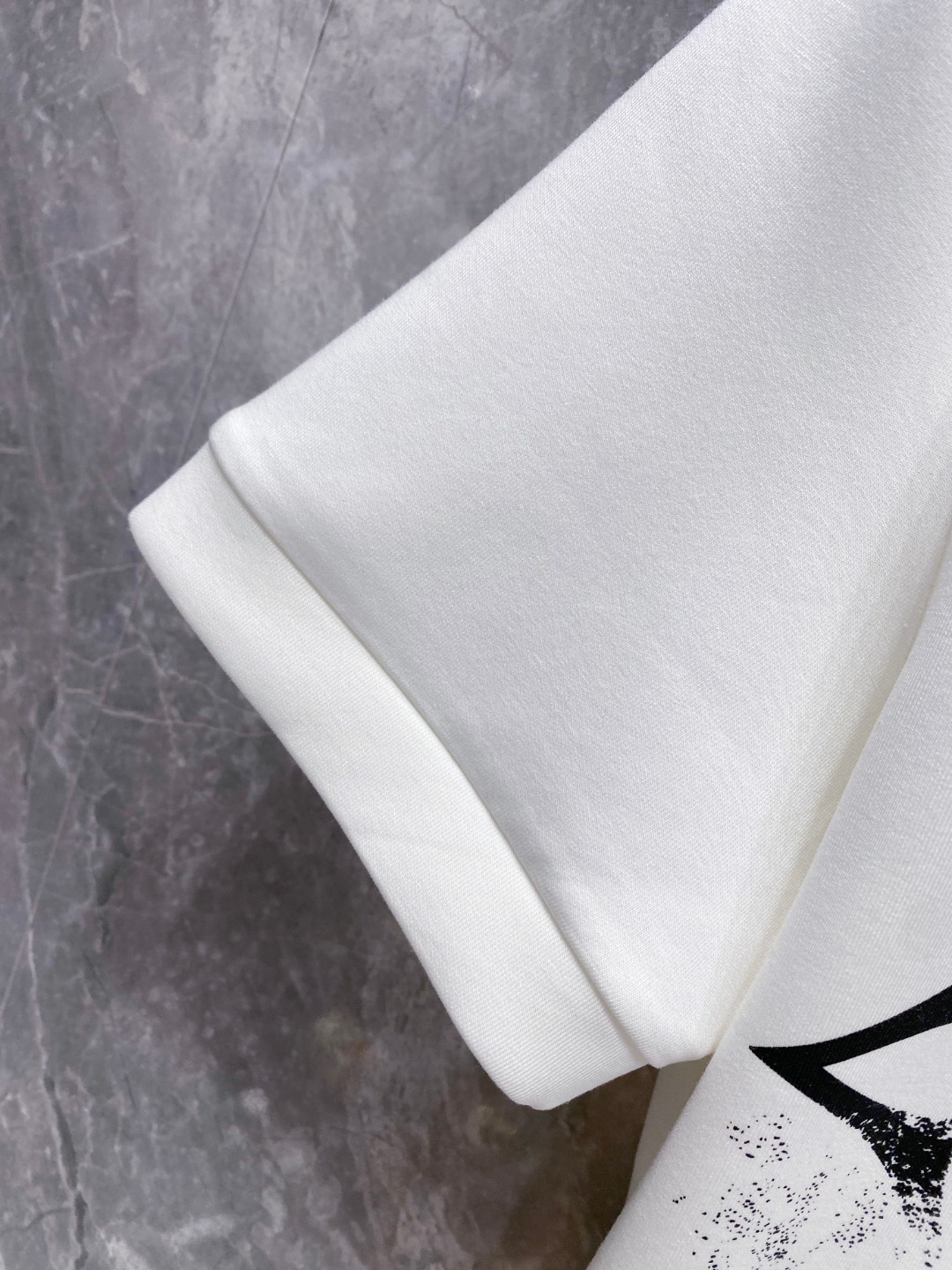 LV 2025秋冬 圆领刺绣短袖T恤打底衫 元素性的Logo徽章凸显休闲时尚魅力,依然独领时尚风骚.内搭