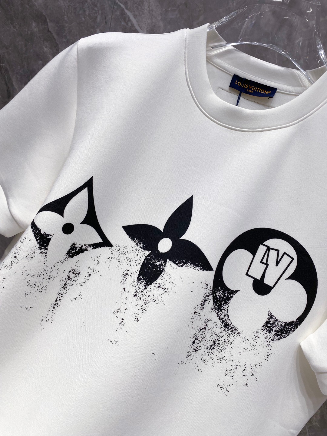 LV 2025秋冬 圆领刺绣短袖T恤打底衫 元素性的Logo徽章凸显休闲时尚魅力,依然独领时尚风骚.内搭