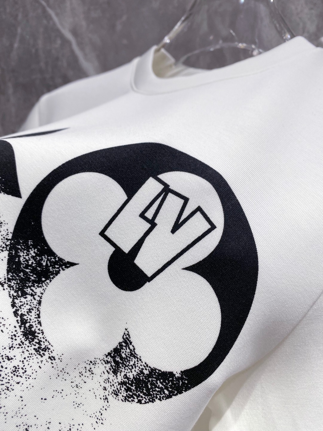 LV 2025秋冬 圆领刺绣短袖T恤打底衫 元素性的Logo徽章凸显休闲时尚魅力,依然独领时尚风骚.内搭