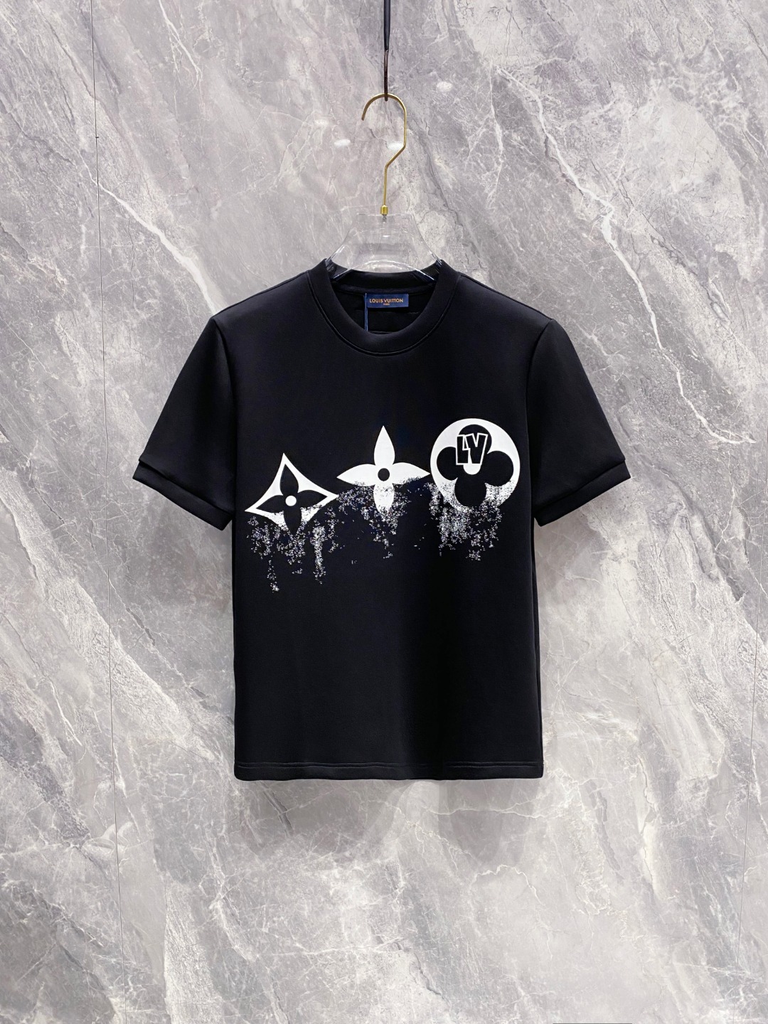 LV 2025秋冬 圆领刺绣短袖T恤打底衫 元素性的Logo徽章凸显休闲时尚魅力,依然独领时尚风骚.内搭