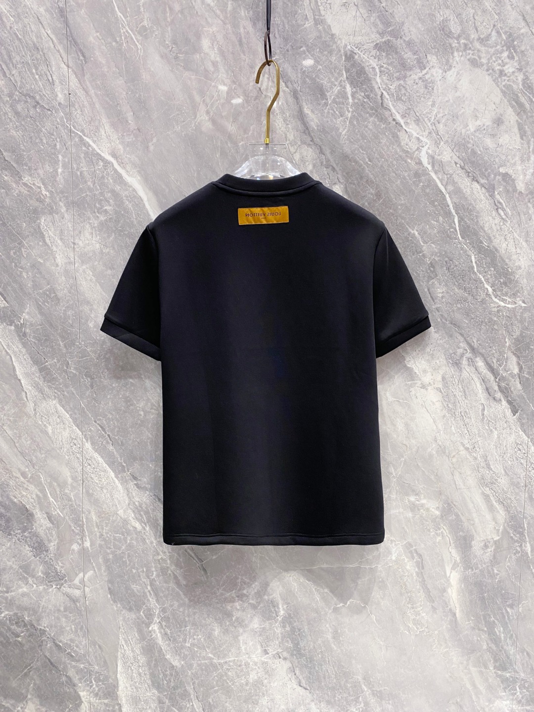 LV 2025秋冬 圆领刺绣短袖T恤打底衫 元素性的Logo徽章凸显休闲时尚魅力,依然独领时尚风骚.内搭