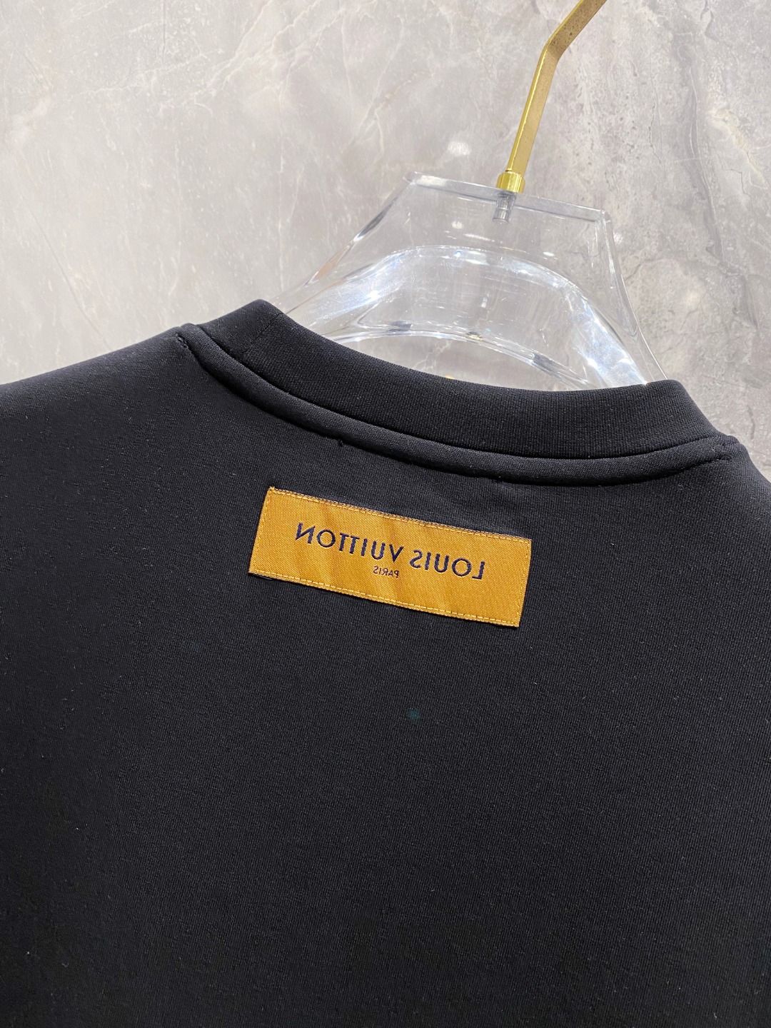 LV 2025秋冬 圆领刺绣短袖T恤打底衫 元素性的Logo徽章凸显休闲时尚魅力,依然独领时尚风骚.内搭