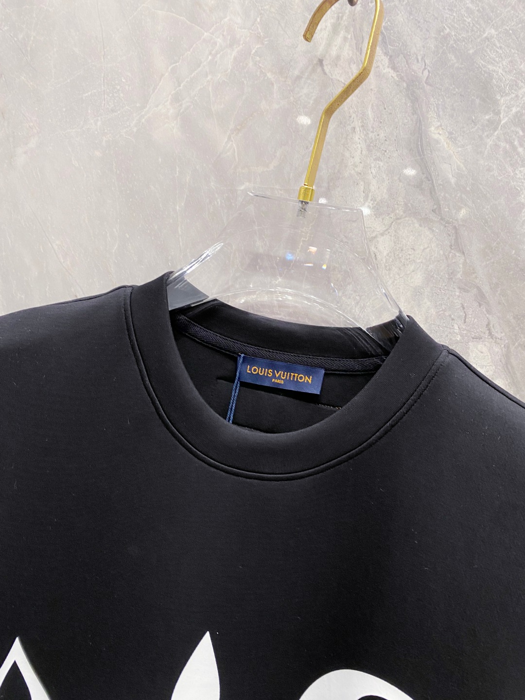 LV 2025秋冬 圆领刺绣短袖T恤打底衫 元素性的Logo徽章凸显休闲时尚魅力,依然独领时尚风骚.内搭