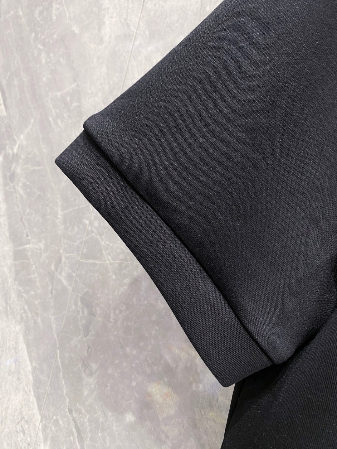 LV 2025秋冬 圆领刺绣短袖T恤打底衫 元素性的Logo徽章凸显休闲时尚魅力,依然独领时尚风骚.内搭