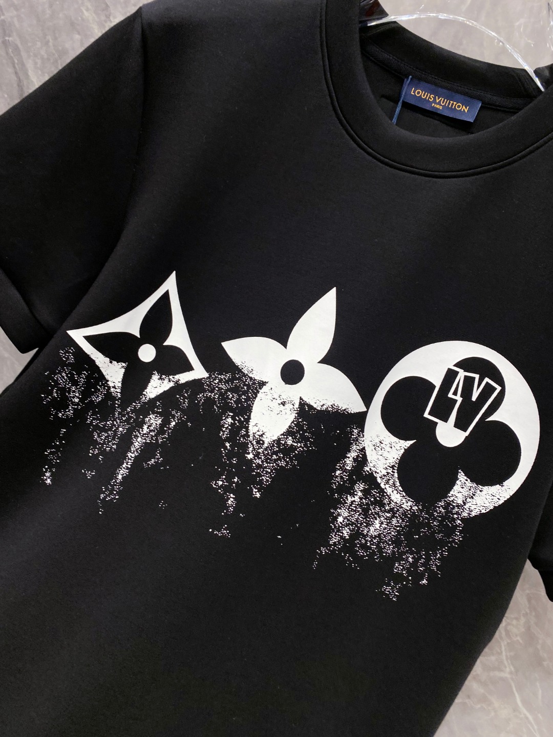 LV 2025秋冬 圆领刺绣短袖T恤打底衫 元素性的Logo徽章凸显休闲时尚魅力,依然独领时尚风骚.内搭