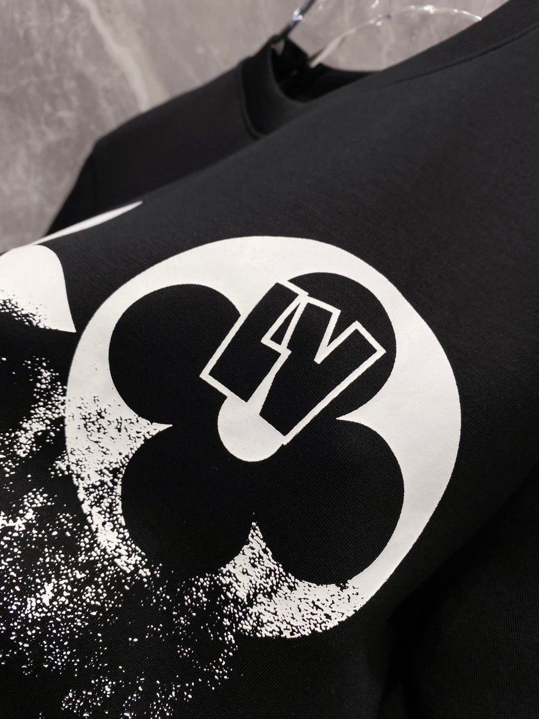 LV 2025秋冬 圆领刺绣短袖T恤打底衫 元素性的Logo徽章凸显休闲时尚魅力,依然独领时尚风骚.内搭