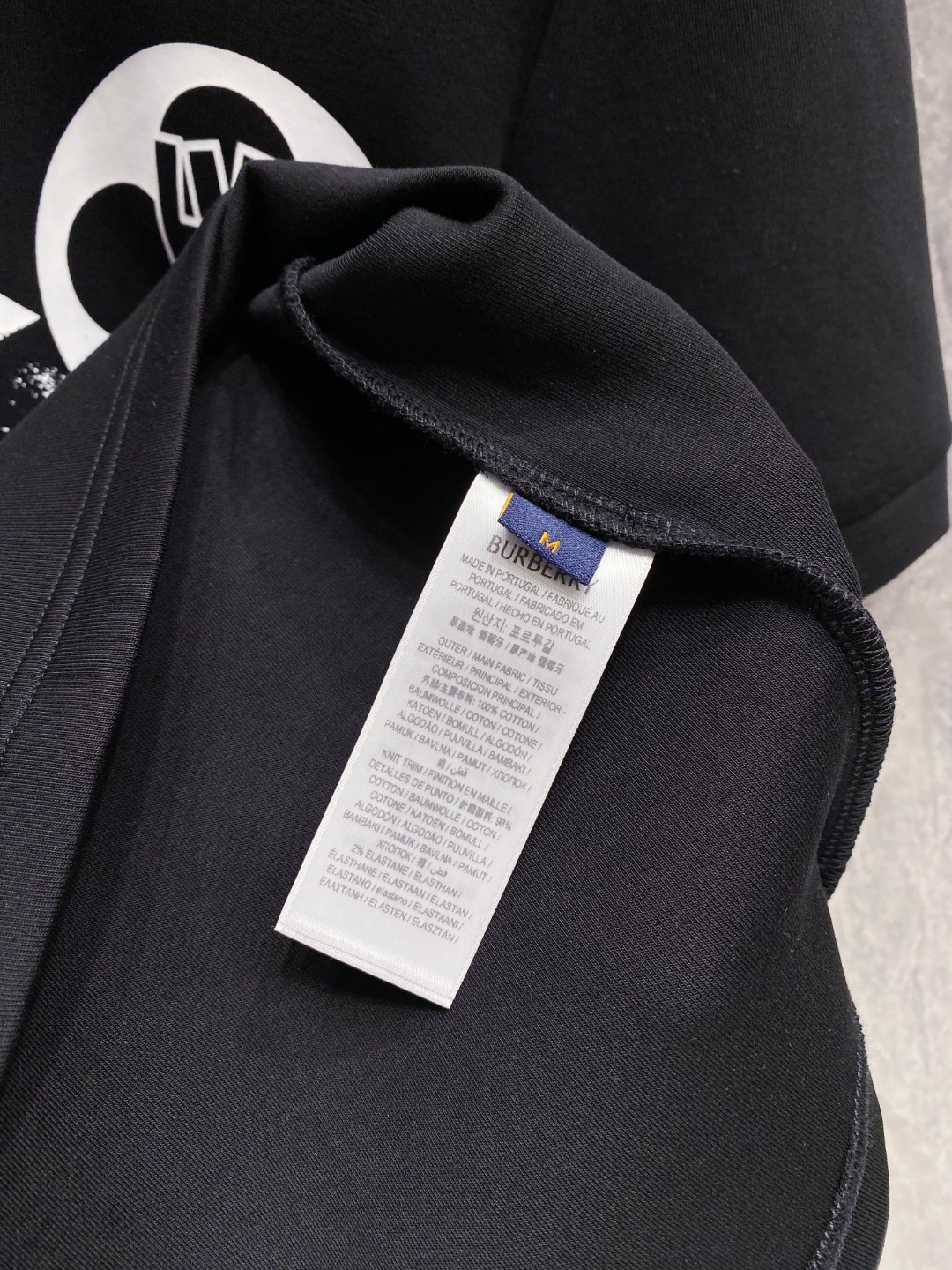 LV 2025秋冬 圆领刺绣短袖T恤打底衫 元素性的Logo徽章凸显休闲时尚魅力,依然独领时尚风骚.内搭