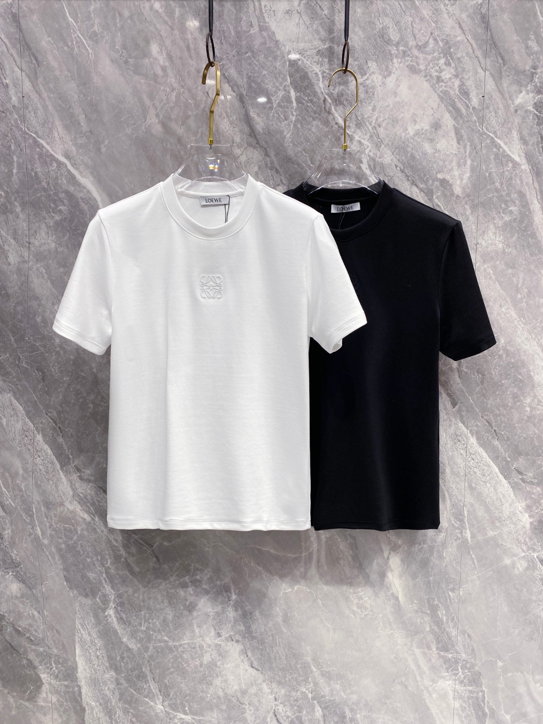 罗意威 2025秋冬 圆领刺绣短袖T恤打底衫 元素性的Logo徽章凸显休闲时尚魅力,依然独领时尚风骚.内