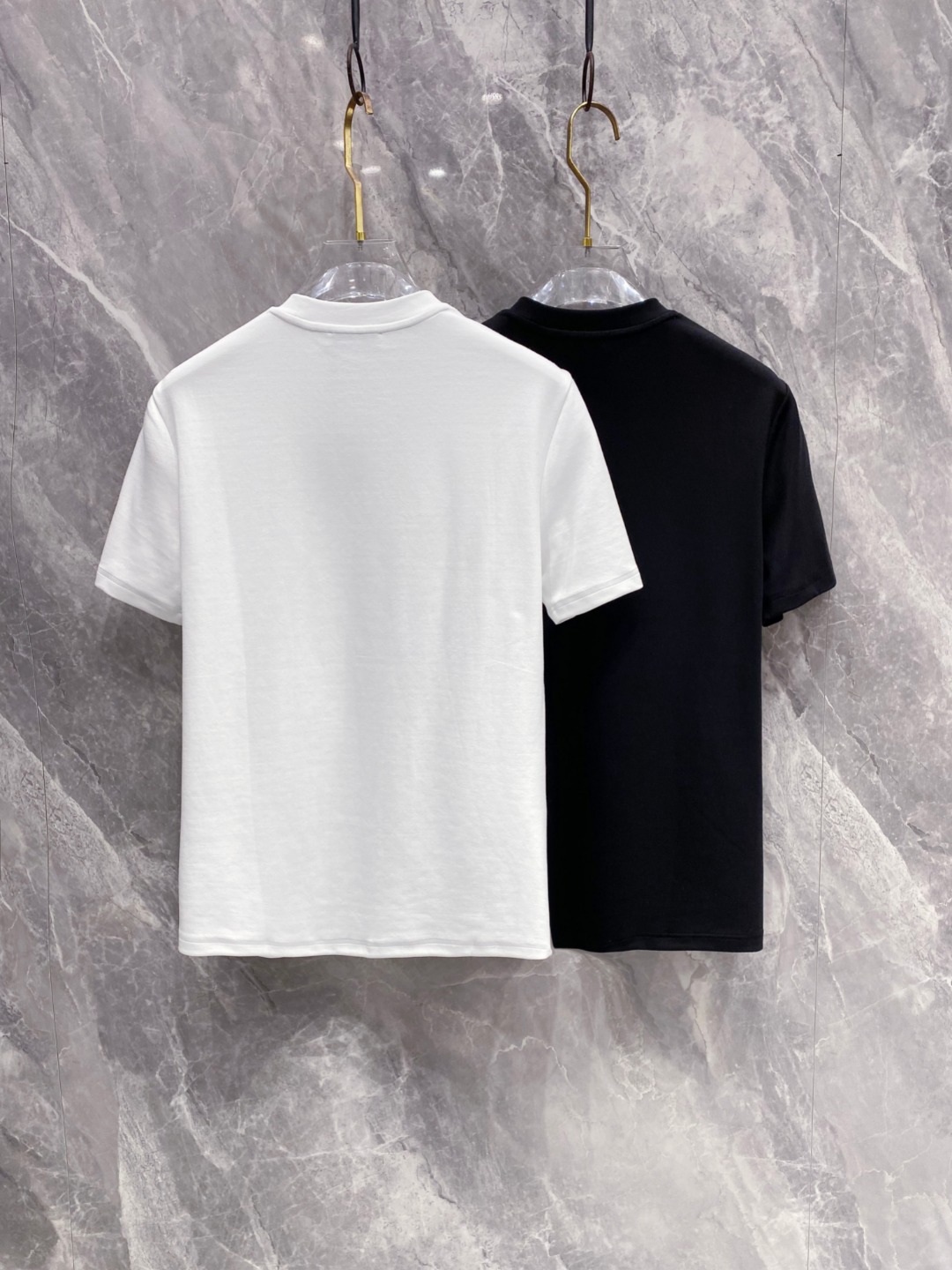 罗意威 2025秋冬 圆领刺绣短袖T恤打底衫 元素性的Logo徽章凸显休闲时尚魅力,依然独领时尚风骚.内