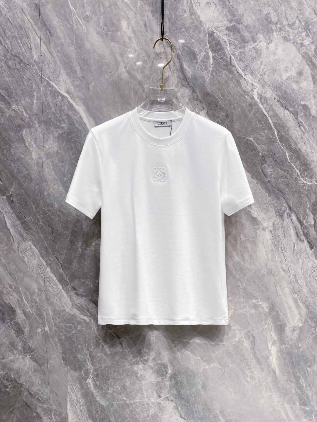 罗意威 2025秋冬 圆领刺绣短袖T恤打底衫 元素性的Logo徽章凸显休闲时尚魅力,依然独领时尚风骚.内