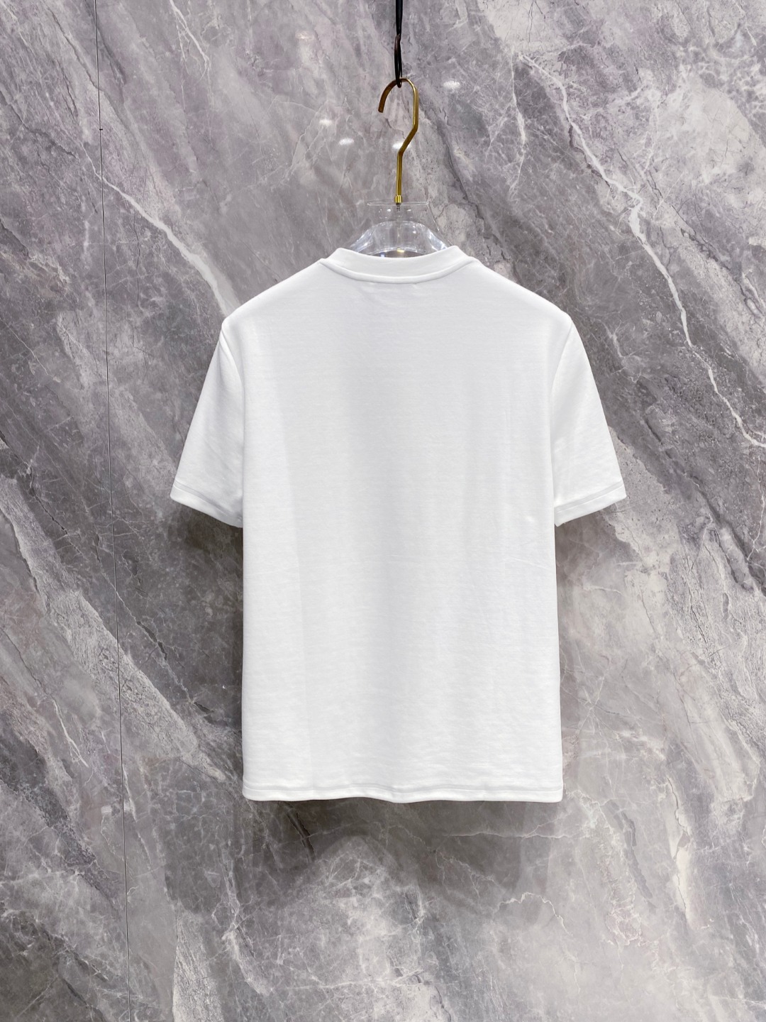 罗意威 2025秋冬 圆领刺绣短袖T恤打底衫 元素性的Logo徽章凸显休闲时尚魅力,依然独领时尚风骚.内