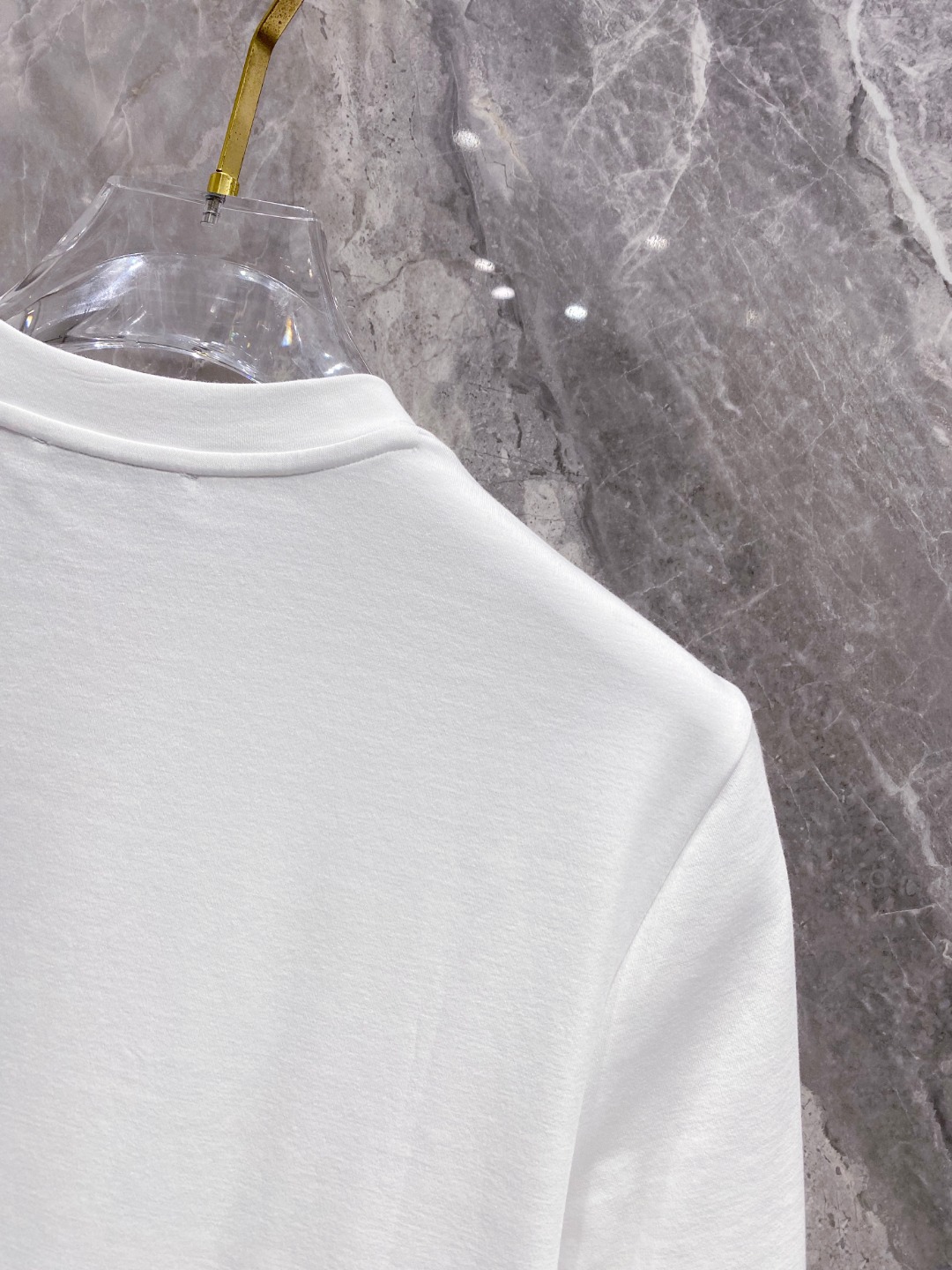 罗意威 2025秋冬 圆领刺绣短袖T恤打底衫 元素性的Logo徽章凸显休闲时尚魅力,依然独领时尚风骚.内