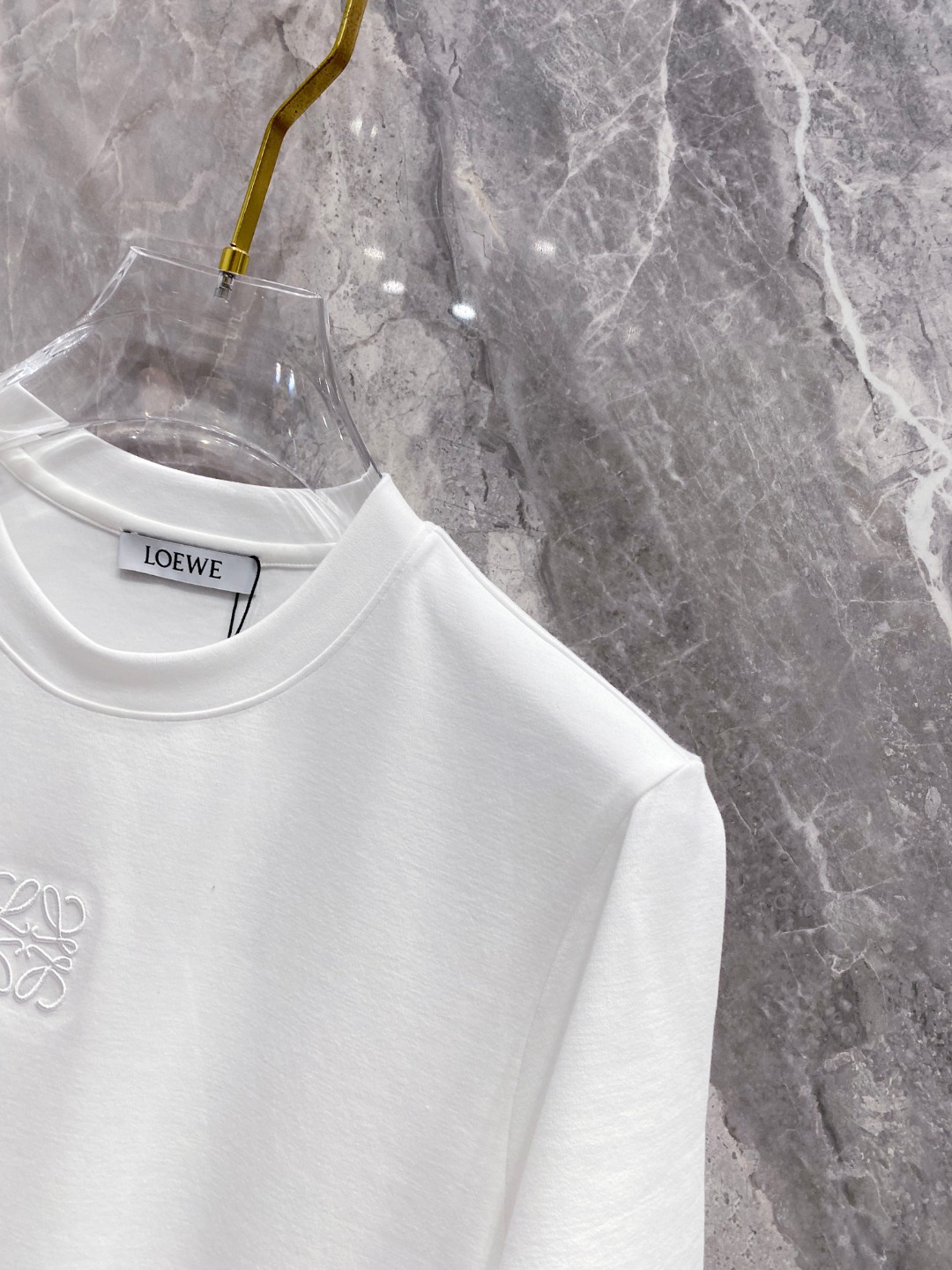 罗意威 2025秋冬 圆领刺绣短袖T恤打底衫 元素性的Logo徽章凸显休闲时尚魅力,依然独领时尚风骚.内