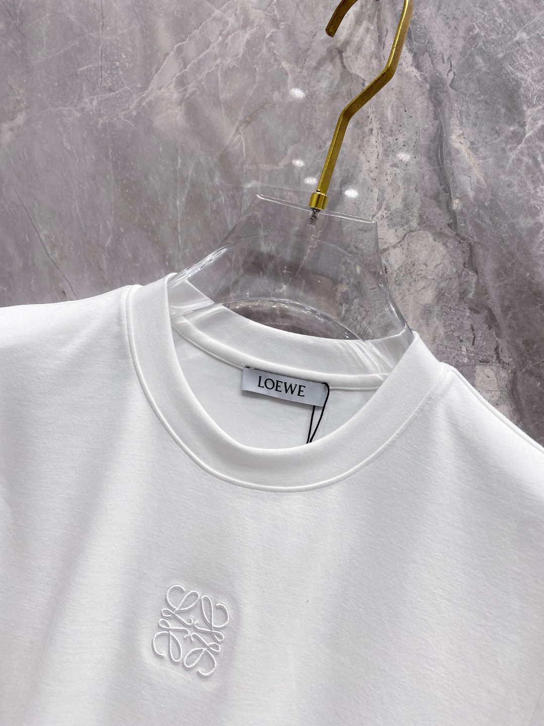 罗意威 2025秋冬 圆领刺绣短袖T恤打底衫 元素性的Logo徽章凸显休闲时尚魅力,依然独领时尚风骚.内