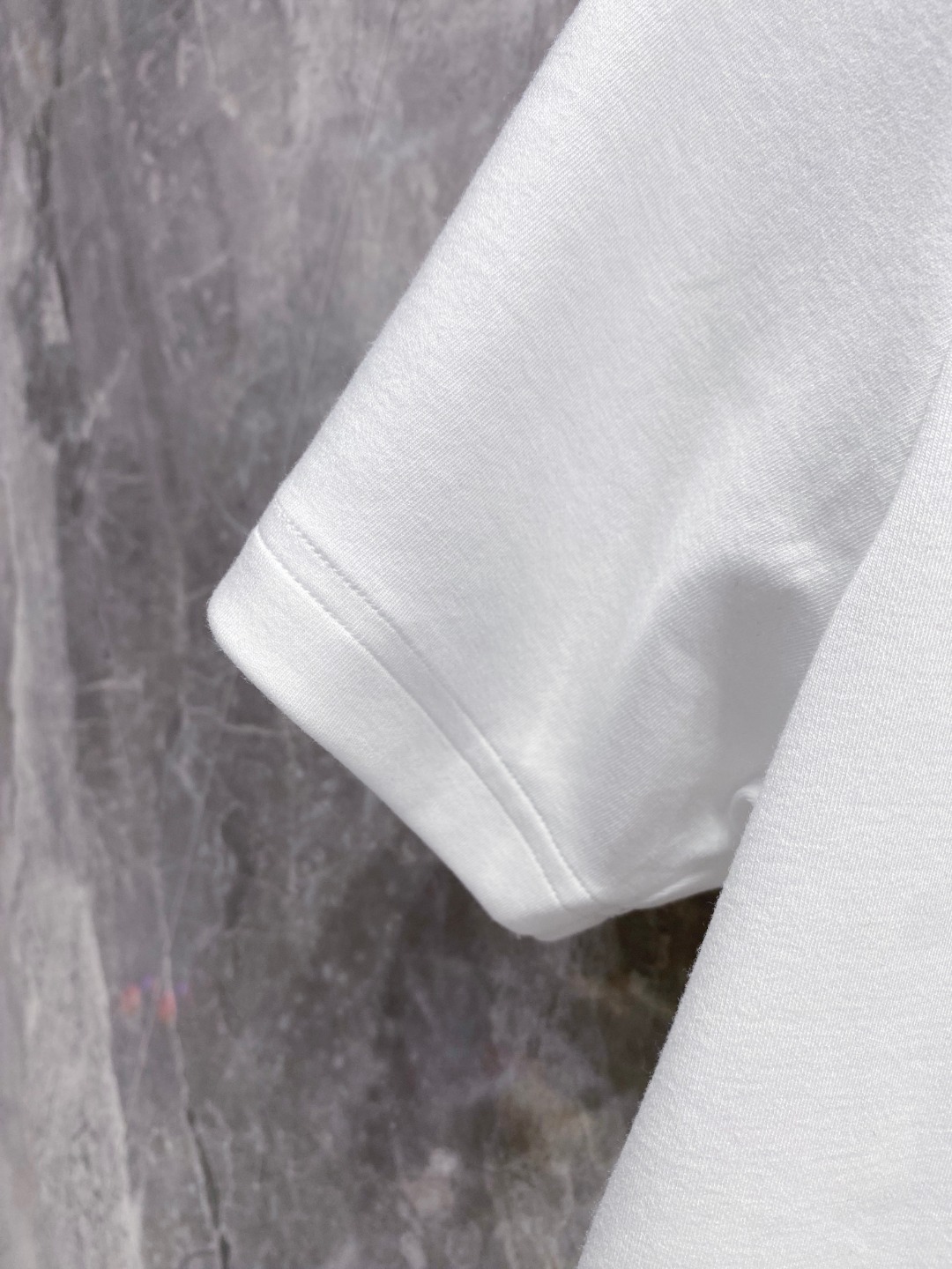 罗意威 2025秋冬 圆领刺绣短袖T恤打底衫 元素性的Logo徽章凸显休闲时尚魅力,依然独领时尚风骚.内