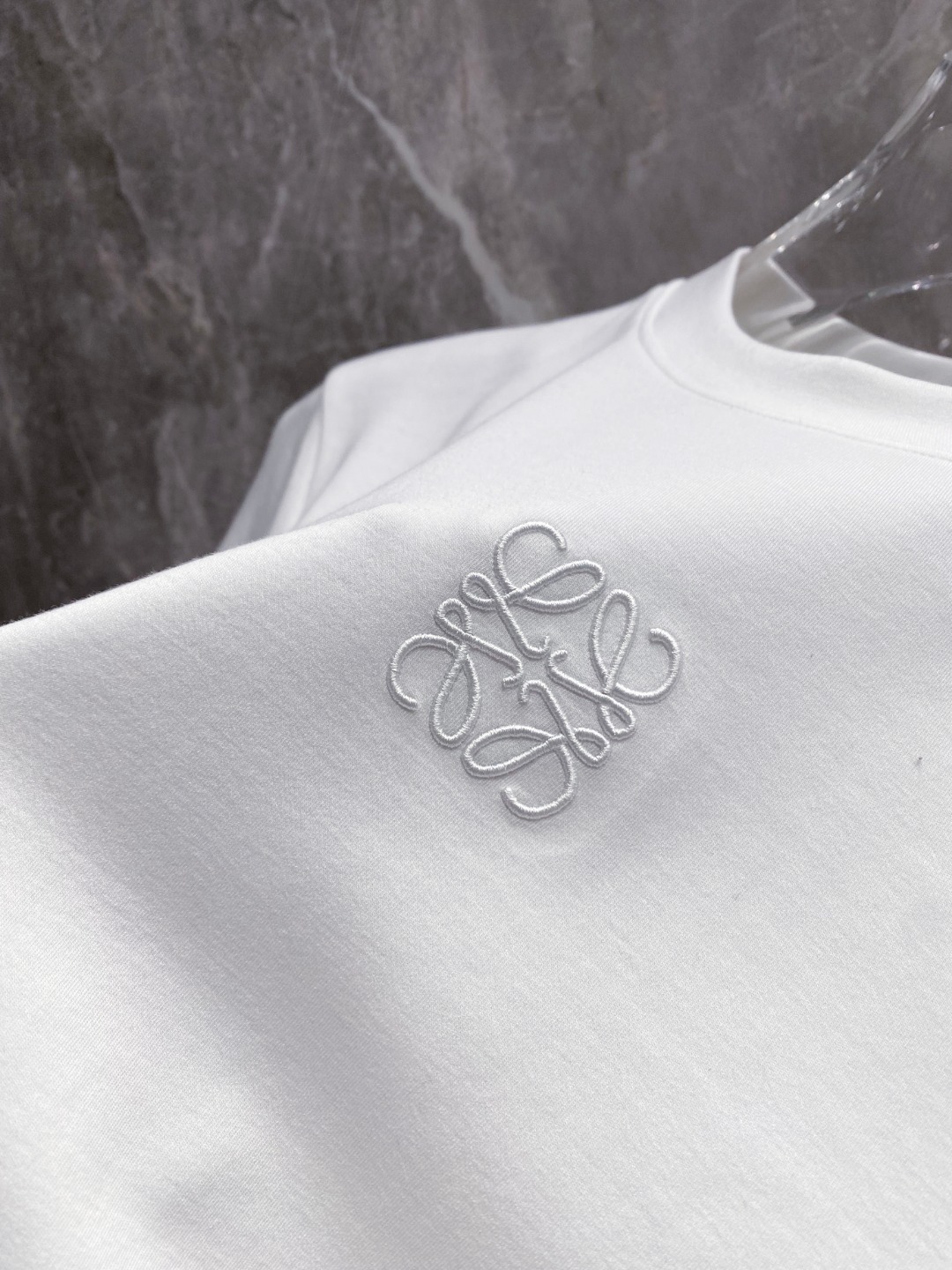 罗意威 2025秋冬 圆领刺绣短袖T恤打底衫 元素性的Logo徽章凸显休闲时尚魅力,依然独领时尚风骚.内