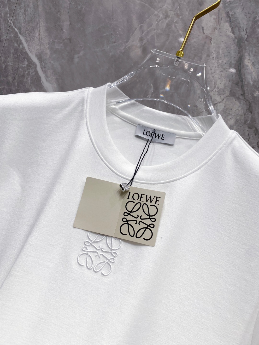 罗意威 2025秋冬 圆领刺绣短袖T恤打底衫 元素性的Logo徽章凸显休闲时尚魅力,依然独领时尚风骚.内