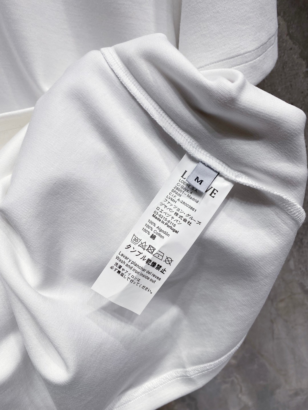 罗意威 2025秋冬 圆领刺绣短袖T恤打底衫 元素性的Logo徽章凸显休闲时尚魅力,依然独领时尚风骚.内