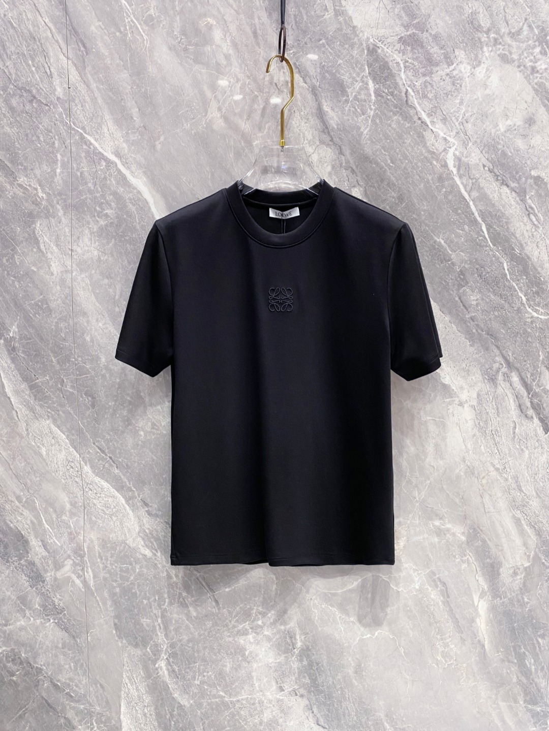 罗意威 2025秋冬 圆领刺绣短袖T恤打底衫 元素性的Logo徽章凸显休闲时尚魅力,依然独领时尚风骚.内