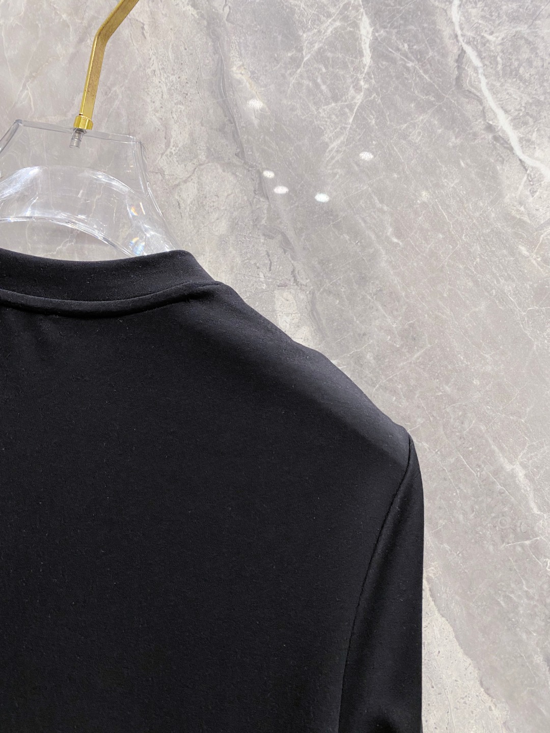 罗意威 2025秋冬 圆领刺绣短袖T恤打底衫 元素性的Logo徽章凸显休闲时尚魅力,依然独领时尚风骚.内