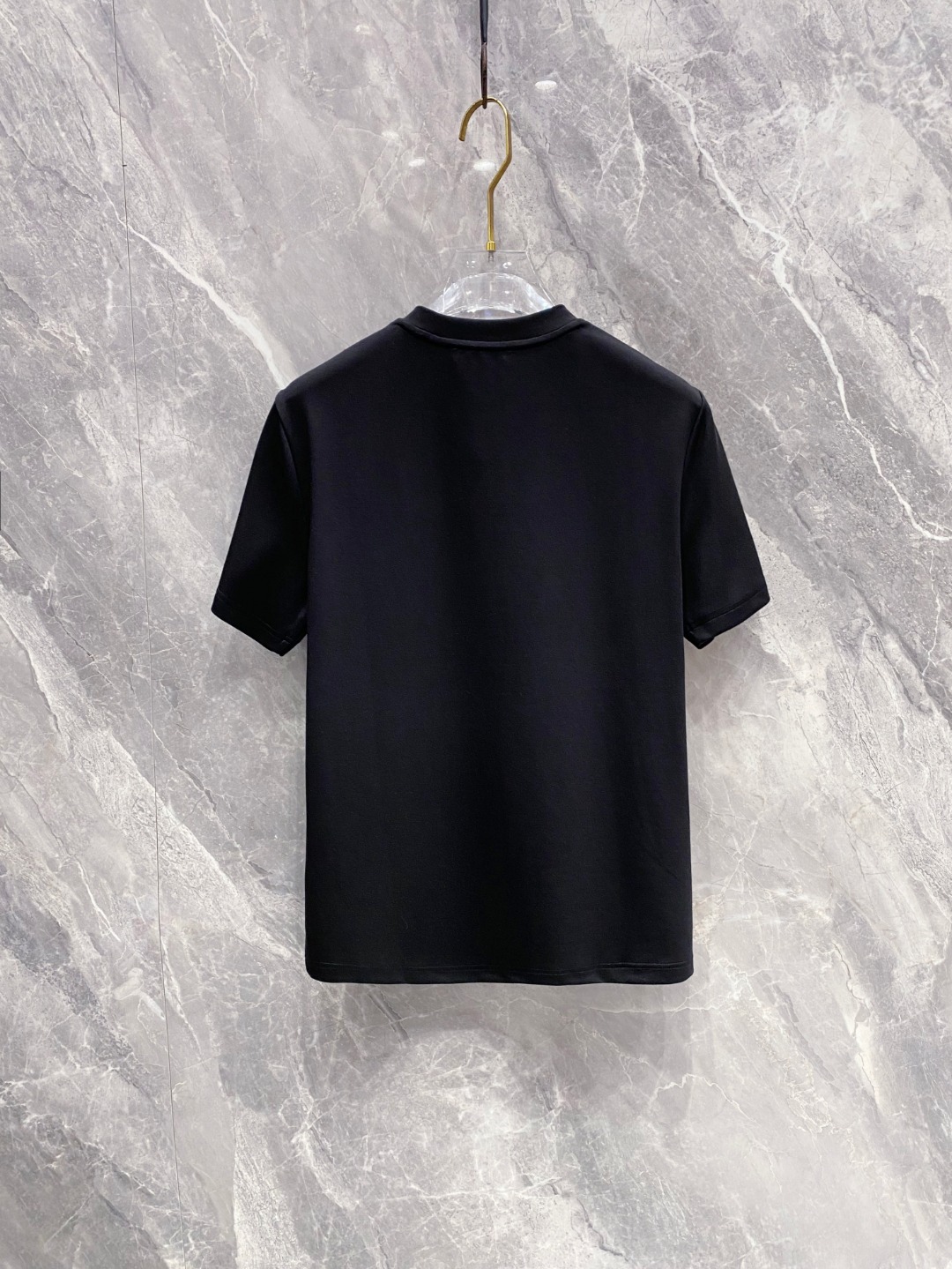 罗意威 2025秋冬 圆领刺绣短袖T恤打底衫 元素性的Logo徽章凸显休闲时尚魅力,依然独领时尚风骚.内