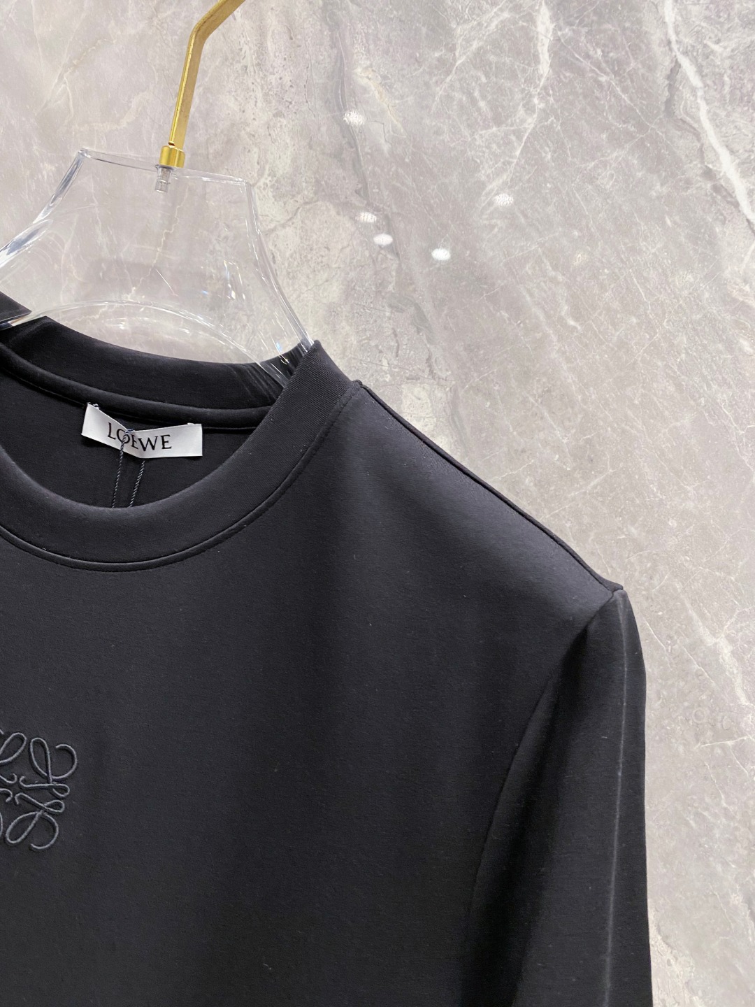 罗意威 2025秋冬 圆领刺绣短袖T恤打底衫 元素性的Logo徽章凸显休闲时尚魅力,依然独领时尚风骚.内