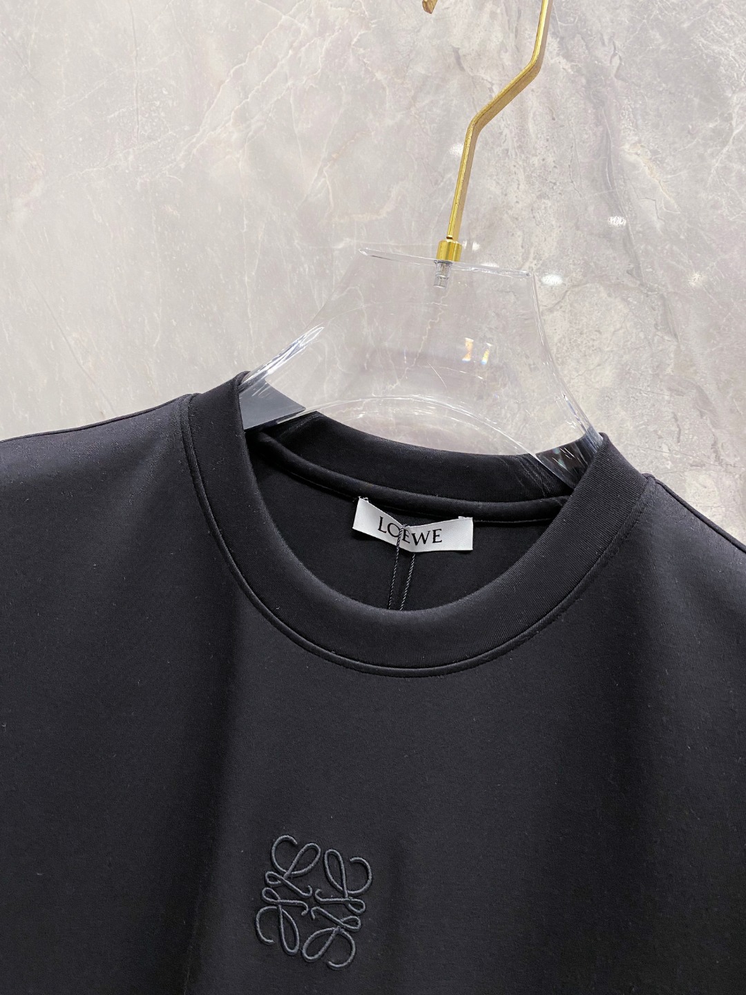 罗意威 2025秋冬 圆领刺绣短袖T恤打底衫 元素性的Logo徽章凸显休闲时尚魅力,依然独领时尚风骚.内