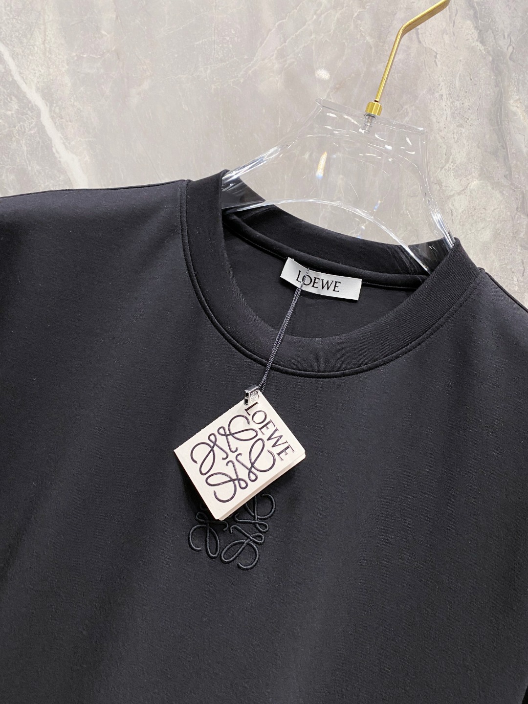 罗意威 2025秋冬 圆领刺绣短袖T恤打底衫 元素性的Logo徽章凸显休闲时尚魅力,依然独领时尚风骚.内