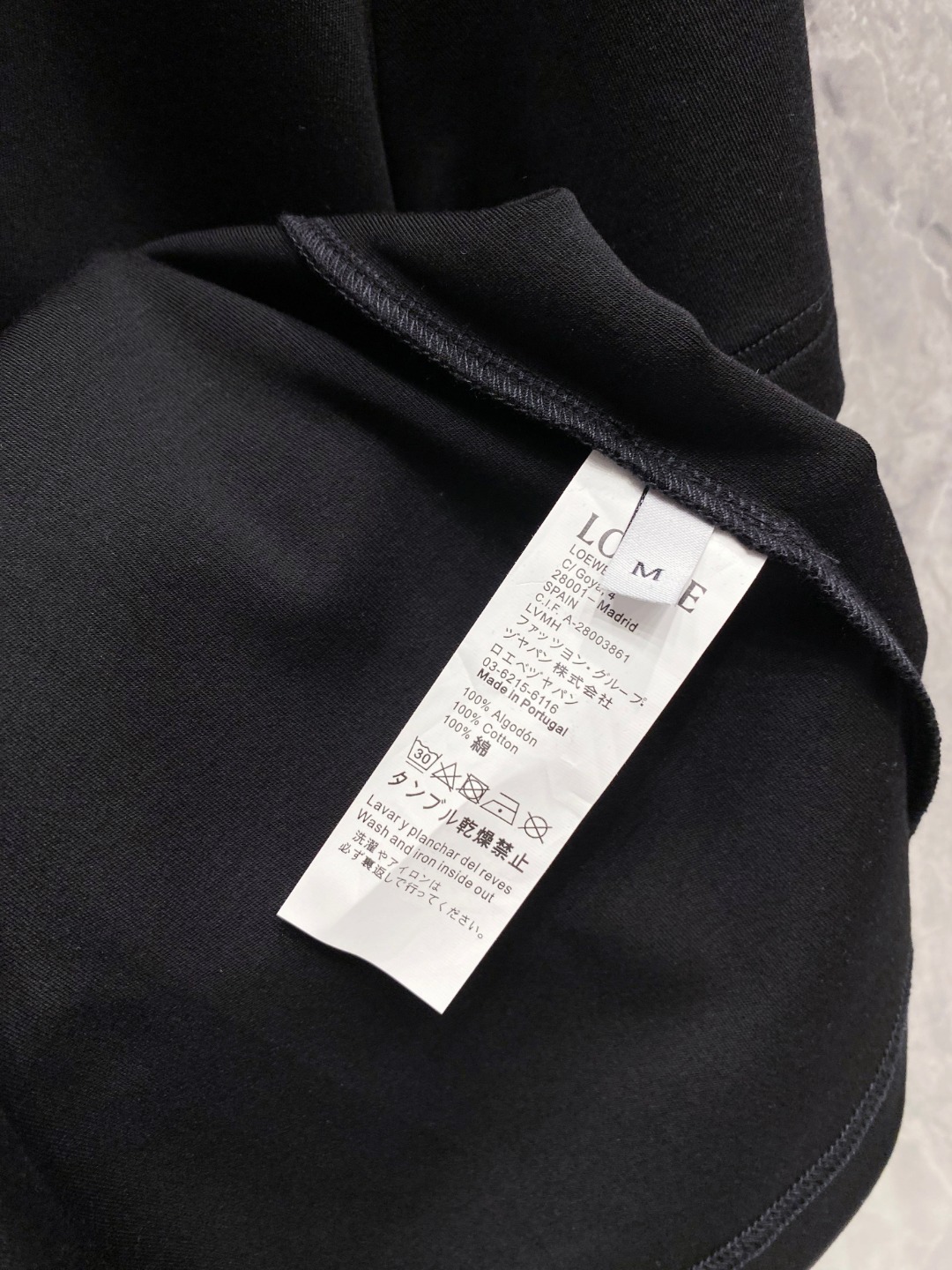 罗意威 2025秋冬 圆领刺绣短袖T恤打底衫 元素性的Logo徽章凸显休闲时尚魅力,依然独领时尚风骚.内