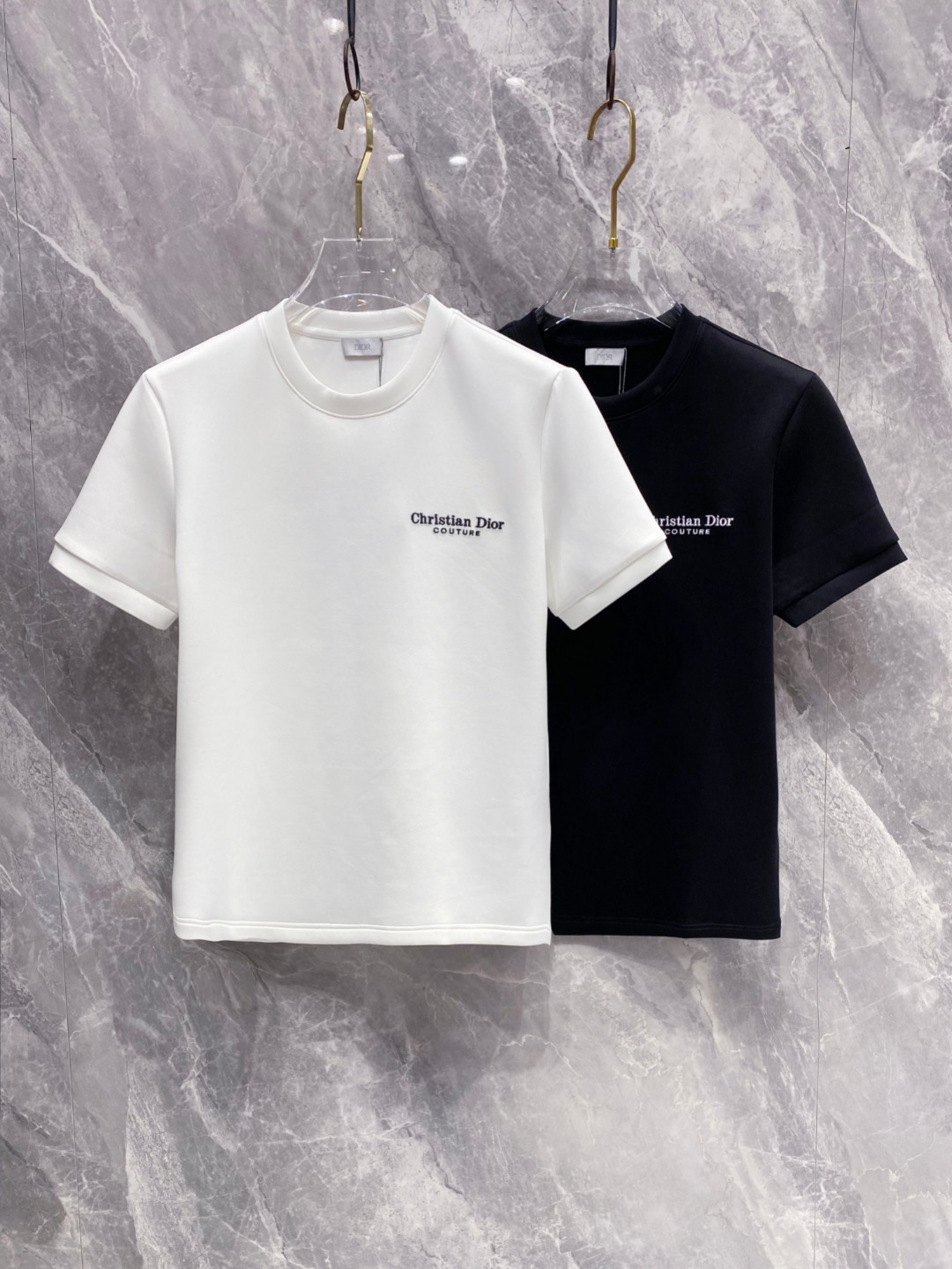 迪奥 2025秋冬 圆领刺绣短袖T恤打底衫 元素性的Logo徽章凸显休闲时尚魅力,依然独领时尚风骚.内搭