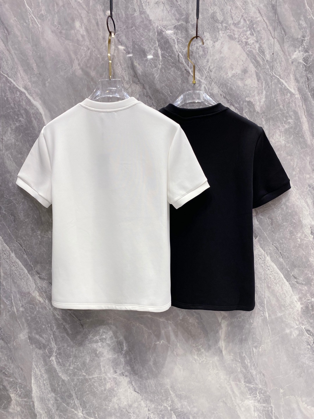 迪奥 2025秋冬 圆领刺绣短袖T恤打底衫 元素性的Logo徽章凸显休闲时尚魅力,依然独领时尚风骚.内搭