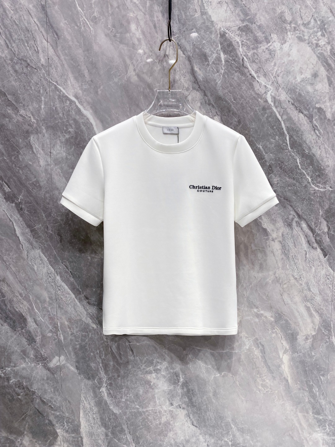 迪奥 2025秋冬 圆领刺绣短袖T恤打底衫 元素性的Logo徽章凸显休闲时尚魅力,依然独领时尚风骚.内搭