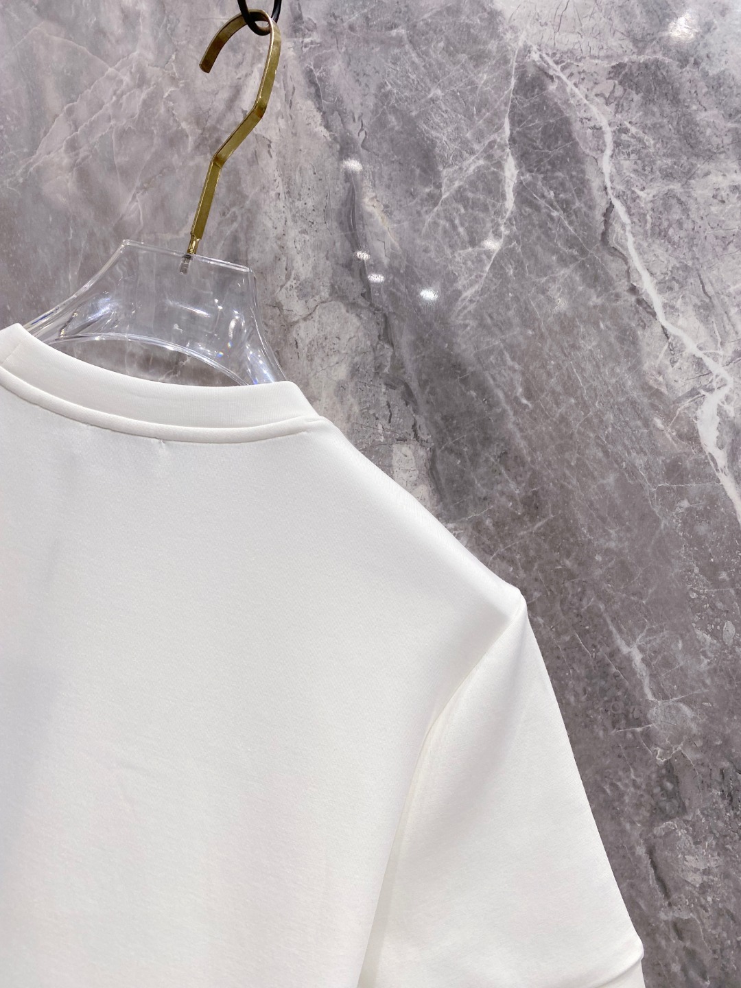 迪奥 2025秋冬 圆领刺绣短袖T恤打底衫 元素性的Logo徽章凸显休闲时尚魅力,依然独领时尚风骚.内搭