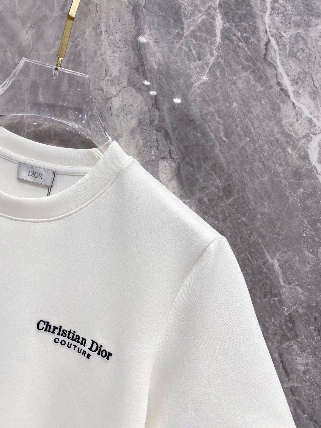 迪奥 2025秋冬 圆领刺绣短袖T恤打底衫 元素性的Logo徽章凸显休闲时尚魅力,依然独领时尚风骚.内搭