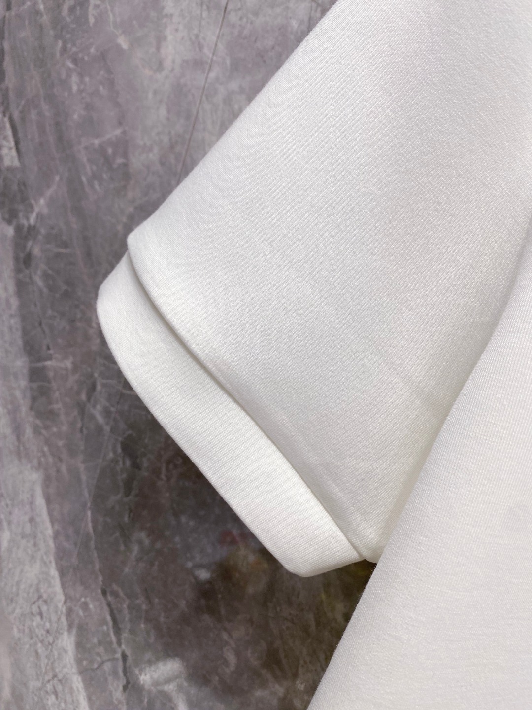 迪奥 2025秋冬 圆领刺绣短袖T恤打底衫 元素性的Logo徽章凸显休闲时尚魅力,依然独领时尚风骚.内搭