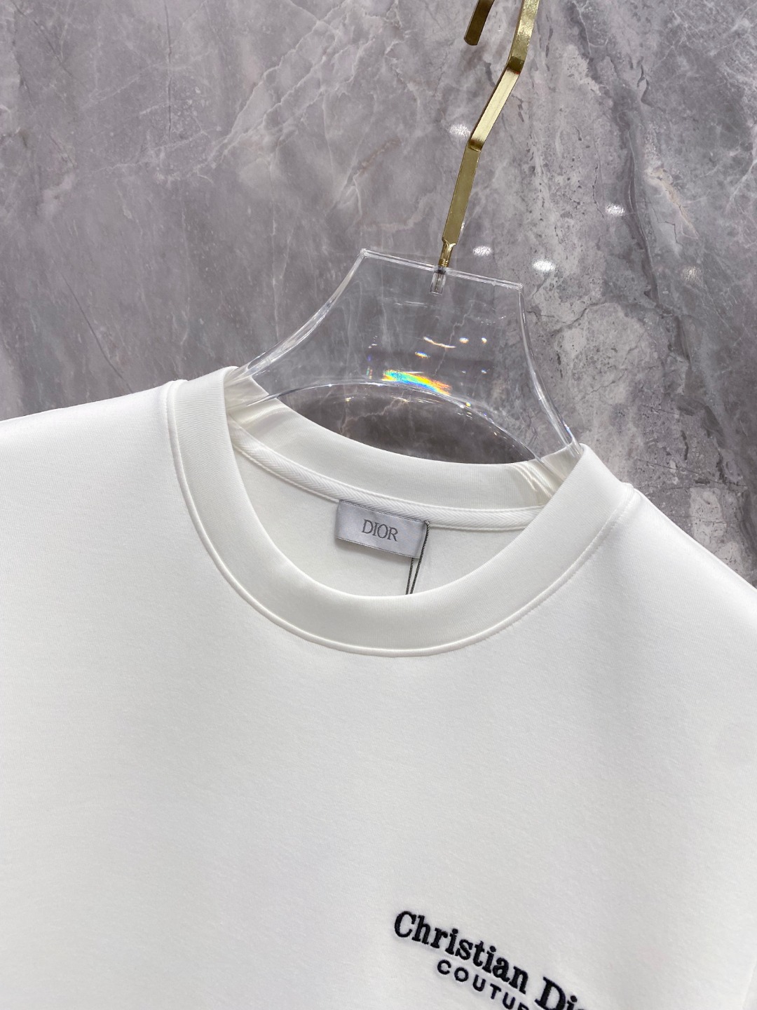 迪奥 2025秋冬 圆领刺绣短袖T恤打底衫 元素性的Logo徽章凸显休闲时尚魅力,依然独领时尚风骚.内搭