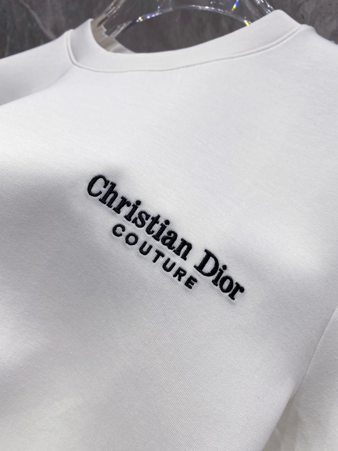迪奥 2025秋冬 圆领刺绣短袖T恤打底衫 元素性的Logo徽章凸显休闲时尚魅力,依然独领时尚风骚.内搭