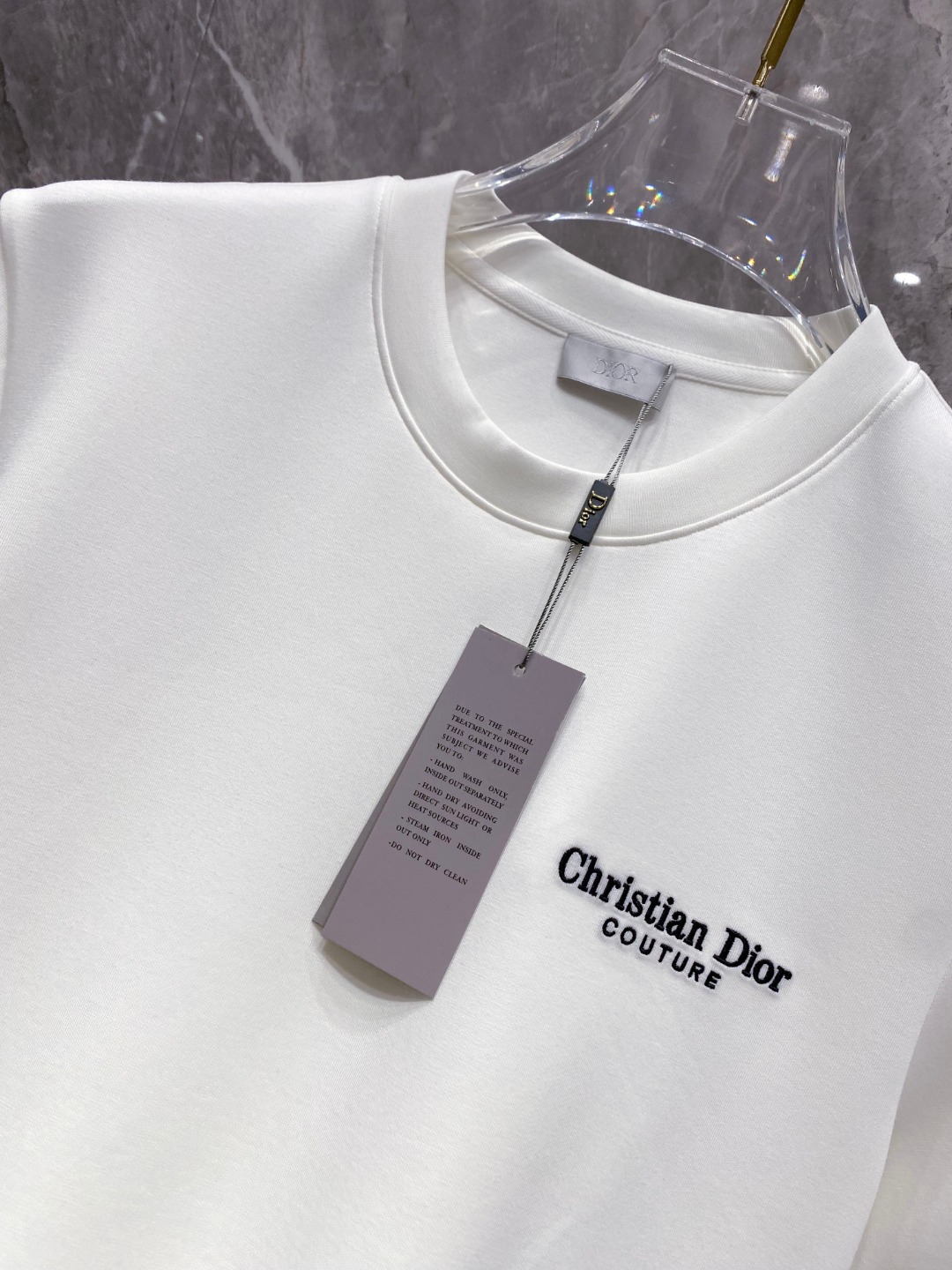 迪奥 2025秋冬 圆领刺绣短袖T恤打底衫 元素性的Logo徽章凸显休闲时尚魅力,依然独领时尚风骚.内搭