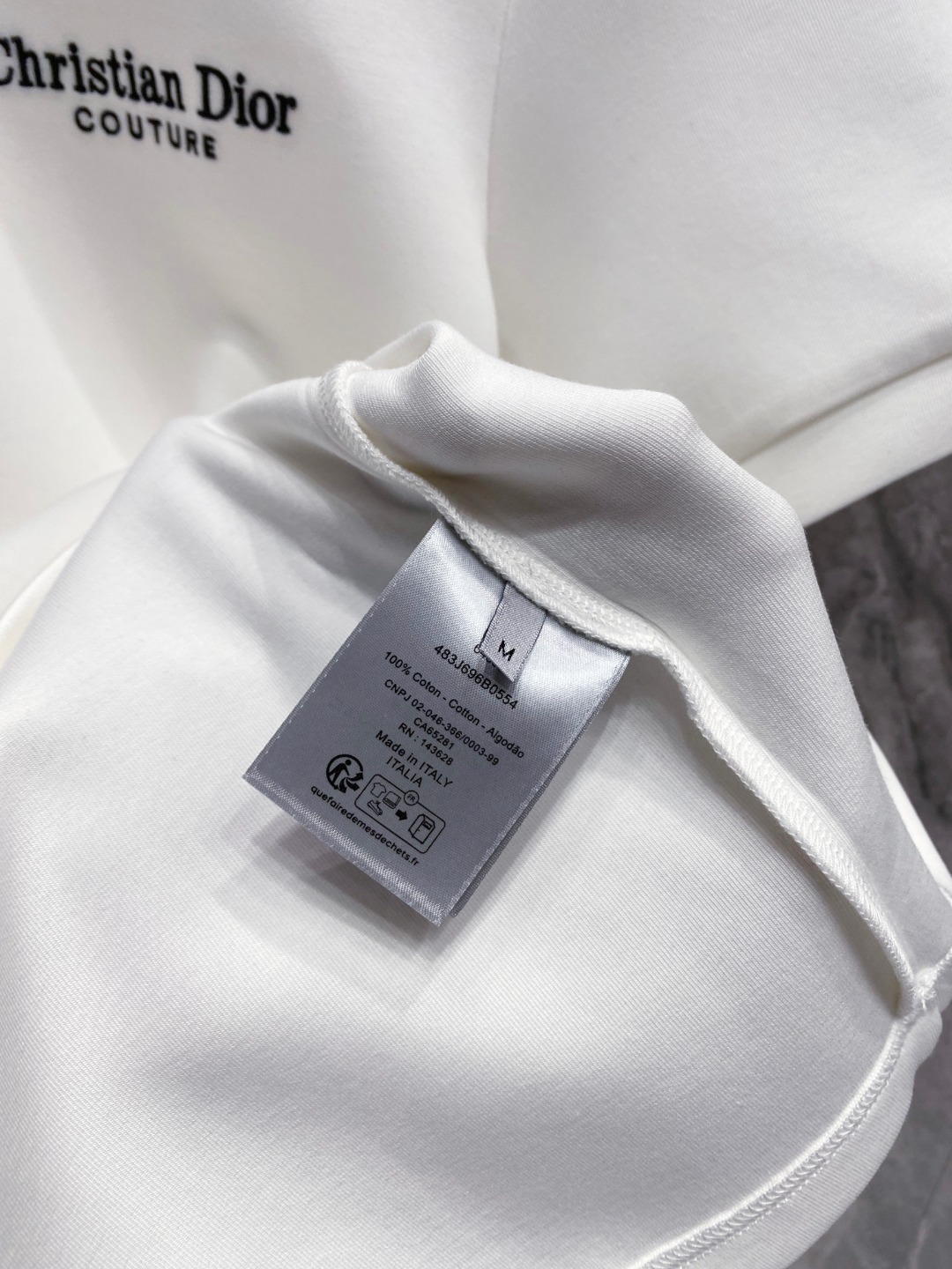 迪奥 2025秋冬 圆领刺绣短袖T恤打底衫 元素性的Logo徽章凸显休闲时尚魅力,依然独领时尚风骚.内搭