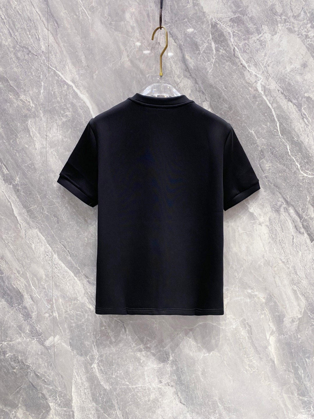 迪奥 2025秋冬 圆领刺绣短袖T恤打底衫 元素性的Logo徽章凸显休闲时尚魅力,依然独领时尚风骚.内搭