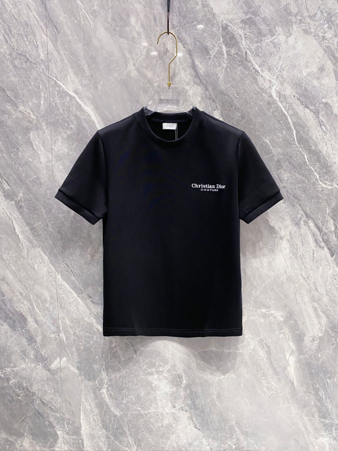 迪奥 2025秋冬 圆领刺绣短袖T恤打底衫 元素性的Logo徽章凸显休闲时尚魅力,依然独领时尚风骚.内搭