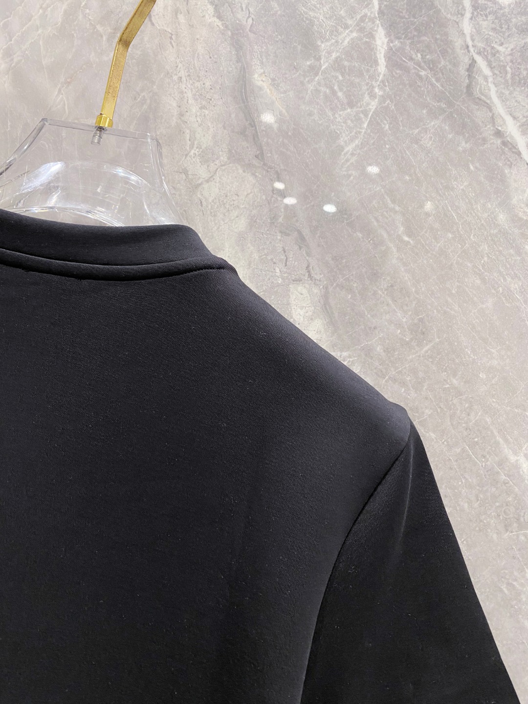 迪奥 2025秋冬 圆领刺绣短袖T恤打底衫 元素性的Logo徽章凸显休闲时尚魅力,依然独领时尚风骚.内搭