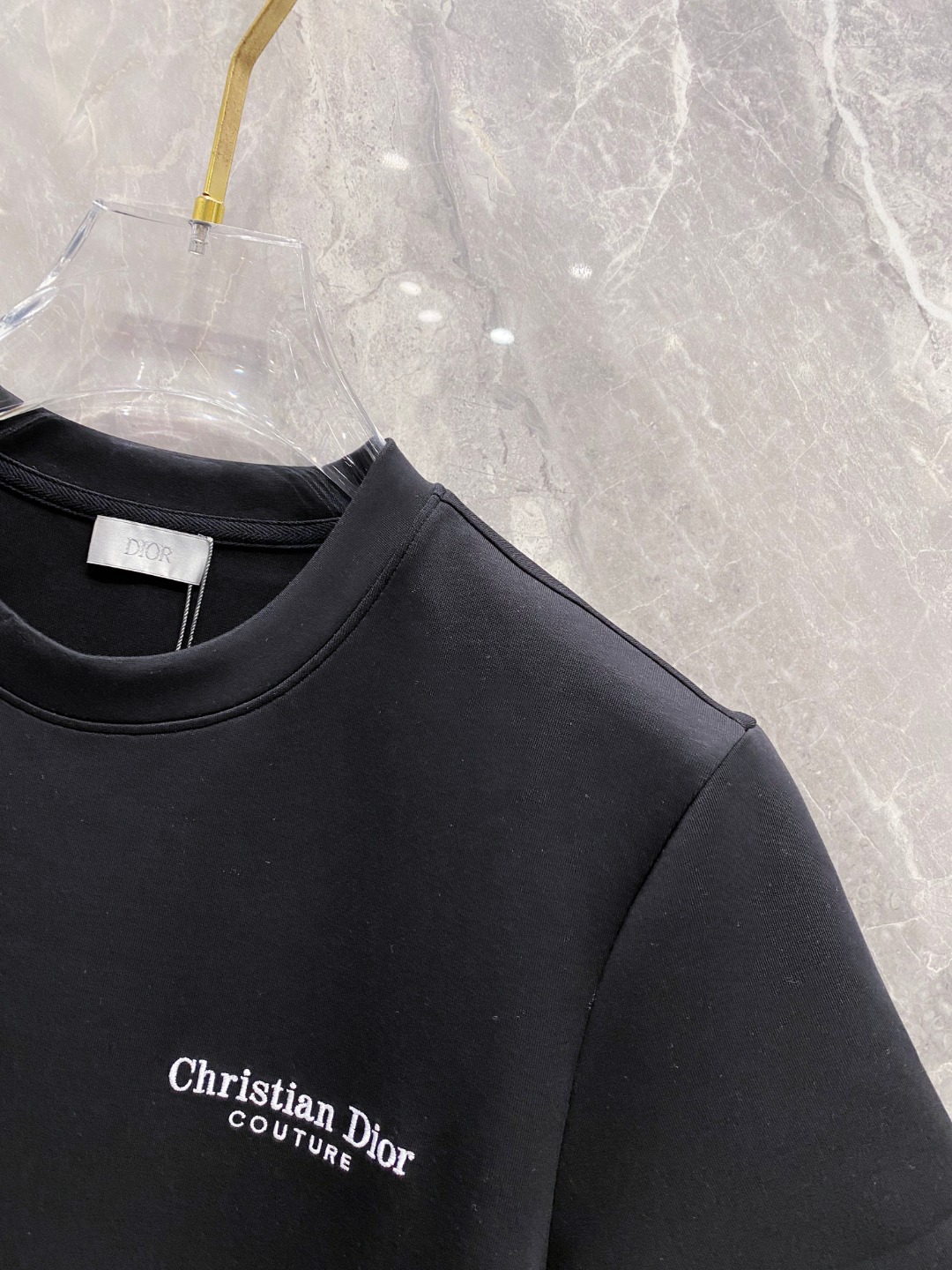 迪奥 2025秋冬 圆领刺绣短袖T恤打底衫 元素性的Logo徽章凸显休闲时尚魅力,依然独领时尚风骚.内搭