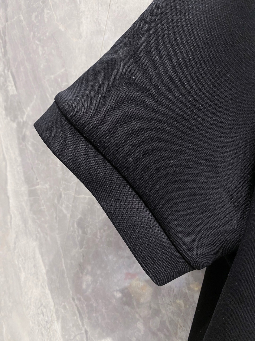 迪奥 2025秋冬 圆领刺绣短袖T恤打底衫 元素性的Logo徽章凸显休闲时尚魅力,依然独领时尚风骚.内搭