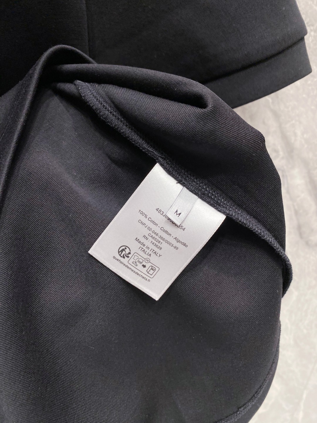 迪奥 2025秋冬 圆领刺绣短袖T恤打底衫 元素性的Logo徽章凸显休闲时尚魅力,依然独领时尚风骚.内搭