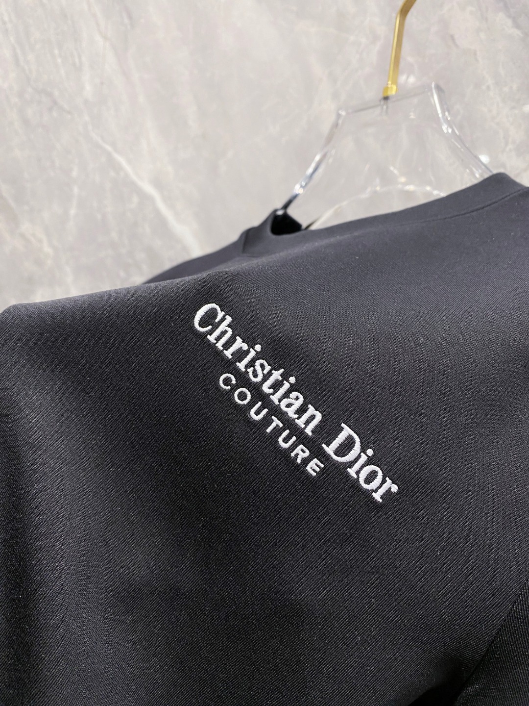 迪奥 2025秋冬 圆领刺绣短袖T恤打底衫 元素性的Logo徽章凸显休闲时尚魅力,依然独领时尚风骚.内搭