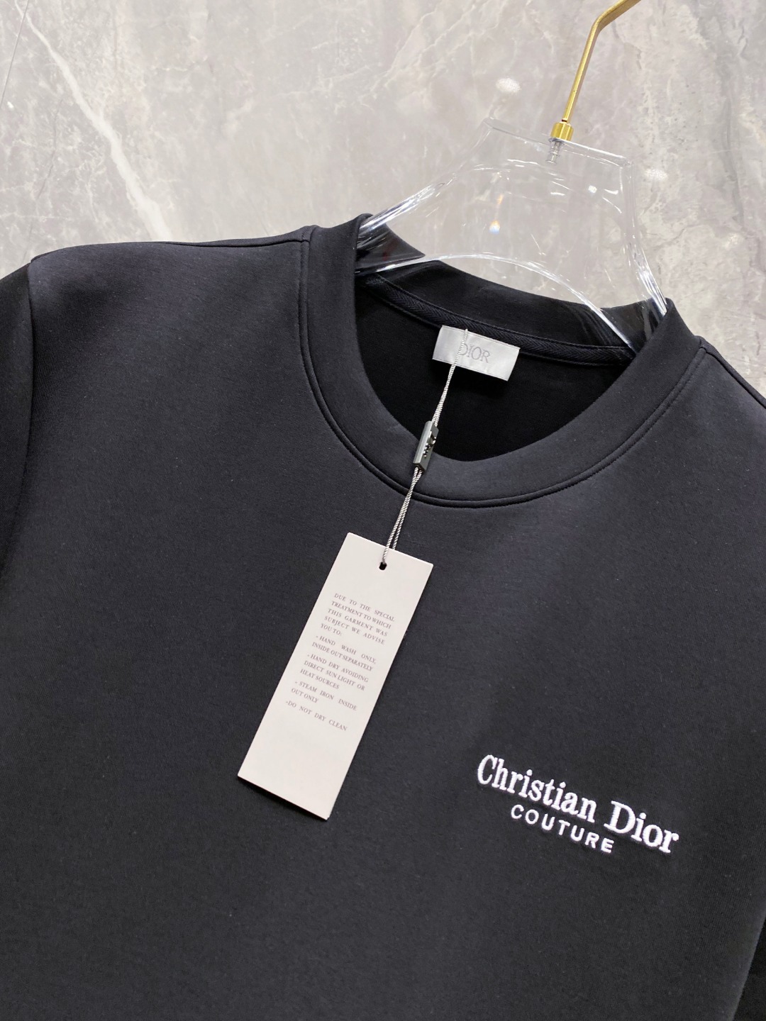 迪奥 2025秋冬 圆领刺绣短袖T恤打底衫 元素性的Logo徽章凸显休闲时尚魅力,依然独领时尚风骚.内搭